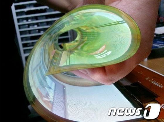 LG디스플레이 세계최초 플렉시블 및 투명 OLED 동시 개발 성공했다고 10일 밝혔다.(LG디스플레이 제공) © News1