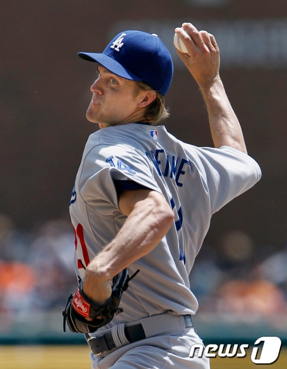 LA 다저스 잭 그레인키가 10일 밀워키 브루어스와의 원정 경기에서 6이닝 8안타 4실점으로 부진하면서 시즌 8패(12승)째를 떠안았다. ⓒ AFP=News1