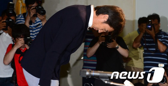 홍명보 축구대표팀 감독이 10일 서울 종로구 신문로 대한축구협회에서 사퇴 기자회견을 갖기에 앞서 고개숙여 인사하고 있다. 2014.7.10/뉴스1 © News1   양동욱 기자