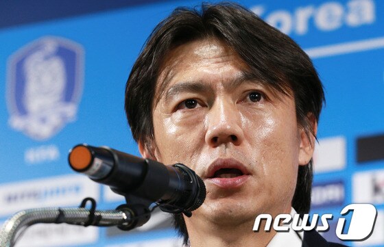 홍명보 축구대표팀 감독이 10일 오전 서울 종로구 신문로 축구회관에서 열린 기자회견에서 사퇴 의사를 밝히고 있다.홍 감독은 브라질월드컵 조별리그 탈락 후 월드컵 준비 기간 중 토지매입과 부적절한 회식사진 논란 등으로 불거진 비난 여론 속에 전격 사퇴했다. 2014.7.10/뉴스1 © News1