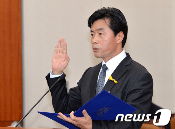 정성근 문화체육관광부 장관 후보자가 10일 오전 여의도 국회에서 열린 교육문화체육관광위원회 인사청문회에 출석해 선서를 하고 있다. 2014.7.10/뉴스1 © News1 박철중 기자