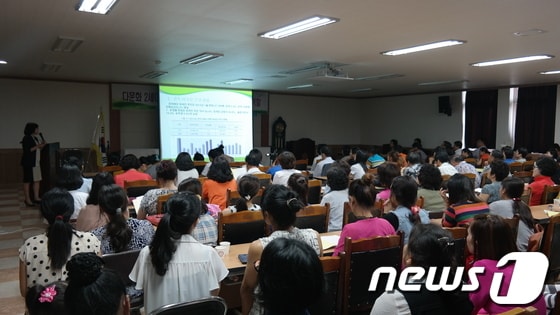 전북 고창군다문화가족지원센터(센터장 강연화)는 10일 고창교육청 회의실에서 '다문화가정 2세의 성공적인 정착과 지역사회의 역할'이란 주제로 포럼을 개최했다.이번 포럼에는 다문화 교육관계자 200여명이 참여해 큰 관심을 끌었다./사진제공=고창군다문화센터© News1