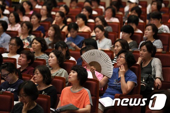 &#39;2015학년도 대입 수시전략 대학초청 입학설명회&#39;에 참석한 학부모들이 대학 입학사정관의 설명을 경청하고 있다. / 뉴스1 © News1 한재호 기자