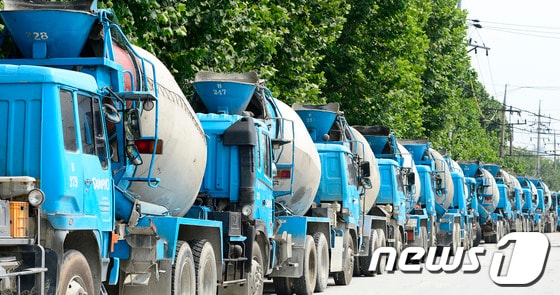 시멘트-건설업계가 시멘트 가격 인상 재논의를 앞둔 13일 오후 서울의 한 레미콘 공장에 레미콘 차량들이 줄지어 서 있다.  2014.7.13/뉴스1 © News1   박지혜 기자