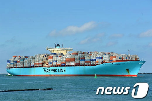 머스크 라인(Maersk Line) 소속 세계 최대 컨테이너 선박인 17만톤급 에바머스크호(Ebba Maersk)호. 이 배는 총길이 398m, 폭 56m, 총톤수 17만794톤, 서비스 속력 25.2 Knot(약 48 km/h)로 20피트짜리 컨테이너를 한꺼번에 1만5500개 실을 수 있는 규모로, 이는 축구장 크기의 5배가 넘는다/사진=뉴스1 DBⓒ News1  ⓒ News1