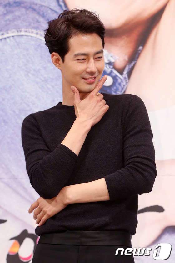 배우 조인성이 15일 오후 서울 강남구 논현동 임페리얼 팰리스 호텔에서 열린 SBS 드라마스페셜 '괜찮아 사랑이야' 제작발표회에 참석하고 있다. '괜찮아 사랑이야'는 완벽한 외모를 가진 로맨틱한 추리소설작가 장재열(조인성 분)과 겉으로는 시크하지만 사실은 누구보다 인간적인 정신과 의사 지해수(공효진 분)가 사랑에 빠지게 되면서 펼치는 로맨틱 드라마로 오는 23일 첫 방송된다. 2014.7.15 스타뉴스/뉴스1 © News1   