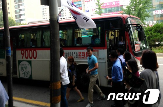 광역버스 입석 금지 시행 첫날인 16일 오전 7시15분쯤 광역버스의 기사가 정원이 초과됐다고 안내하자 시민들이 발걸음을 옮기고 있다. /사진=최동순 기자 © News1