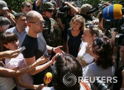 아르세니 야체뉵 우크라이나 총리가 16일(현지시간) 동부 슬라뱐스크를 방문했다. ©로이터=뉴스1 