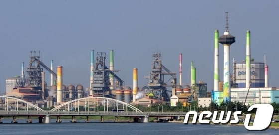 포스코 노사가 마련한 올해 임금 및 단체협약 잠정 합의안이 조합원 투표를 통해 가결됐다. 사진은 포스코 전경. ⓒ News1 자료 사진