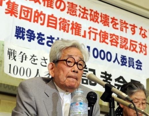 오에 겐자부로가 1일 도쿄도내에서 기자회견을 열고 아베 내각의 집단자위권 각의 결정을 규탄했다. © News1