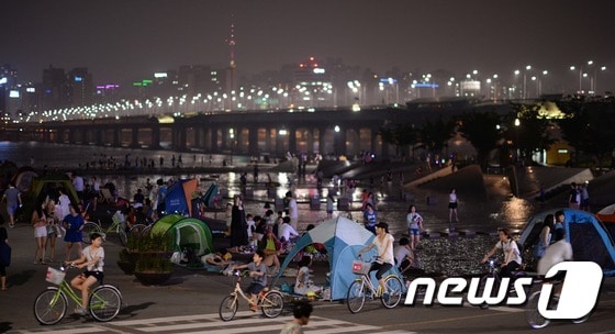 열대야가 기승을 부린 20일 저녁 시민들이 더위를 식히고 있다. 2014.7.20/뉴스1