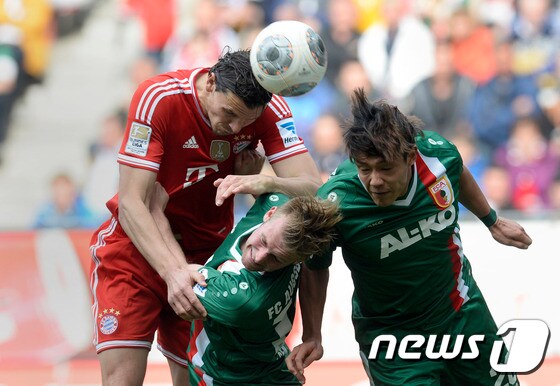 아우크스부르크의 홍정호(오른쪽)가 후반 교체 출전해 팀 승리에 힘을 보탰다. ⓒ AFP=News1