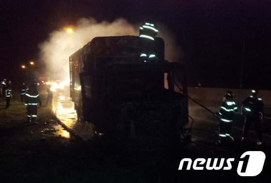 23일 오후 8시 42분께 강원 강릉시 왕산면 영동고속도로 대관령 2터널 인근 인천방면 218㎞ 지점에서 우편물 수송 5t 화물차(운전자 김모씨·61)에서 불이나 소방대원들이 진화 중이다. 이 불은 차량과 일부 우편물을 태우는 등 9200여만원(소방서 추산)의 재산피해를 내고 50여분 만에 꺼졌다.(강릉 소방서 제공) 2014.7.23/뉴스1