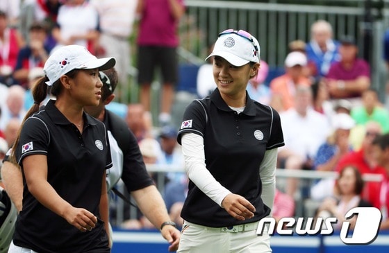 24일(현지시간) 미국 동부 메릴랜드주 볼티모어에 위치한 캐이브스 밸리 골프코스에서 대단원의 막을 올린 인터내셔날크라운 1라운드경기에서 김인경이 최나연과 환하게 웃으며 대화를 나누고 있다.(하나금융그룹 제공)2014.7.25/뉴스1