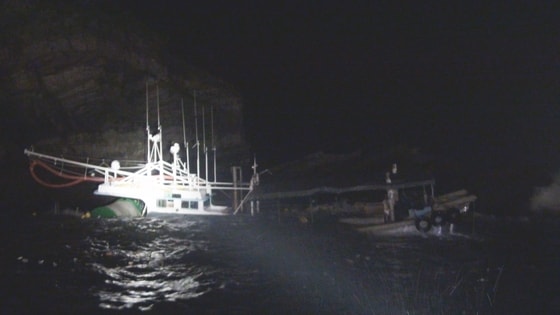 전북 군산시 옥도면 비안도 해상에서 암초에 좌초된 채 침수된 어선 ⓒ News1