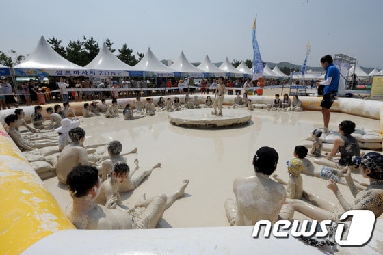 27일 강원 동해시 망상해변에서 피서객들이 지역 천연광물인 화이트견운모를 이용한 축제를 즐기고 있다. 이곳에서는 내달 3일까지 망상해변축제가 진행되며 현재까지 50여 만명의 피서객이 방문했다. 2014.7.27/뉴스1