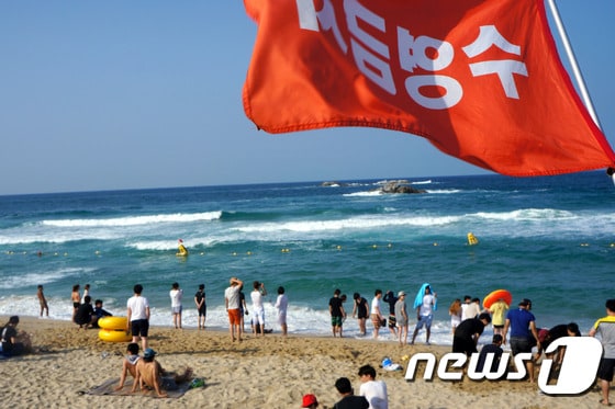 27일 강원 강릉시 경포해변을 찾은 피서객들이 너울성 파도로 입수가 금지되어 바다에 들어가지 못하고 있다. 이날 강원 동해안 대부분의 해수욕장은 너울성 파도로 입수가 금지됐다. 이날 오전11시 기상청에서는 오후 해상 예보로 풍속 8~12m/s, 파고 1~2m가 일 것으로 발표했다. 2014.7.27/뉴스1