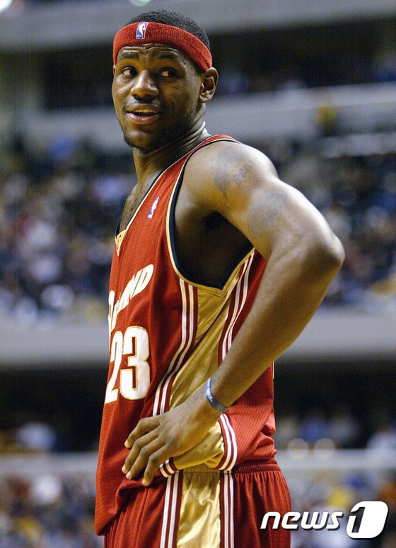클리블랜드 캐벌리어스로 돌아오면서 당시의 등번호 23번으로 되바꾼 르브론 제임스. ⓒ AFP=News1