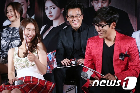 배우 신세경이 29일 오전 서울 광진구 자양동 롯데시네마 건대입구에서 열린 영화 "타짜-신의 손" 제작보고회에서 그룹 빅뱅 탑의 답변에 웃음을 터뜨리고 있다.2014.7.29 스타뉴스 /뉴스1