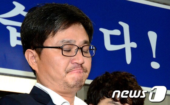 60대 재력가 청부살해 사건과 관련해 살인교사 혐의로 구속된 김형식 서울시의회 의원이 3일 오후 서울 강서경찰서에서 나와 검찰로 송치되고 있다. © News1 박정호 기자