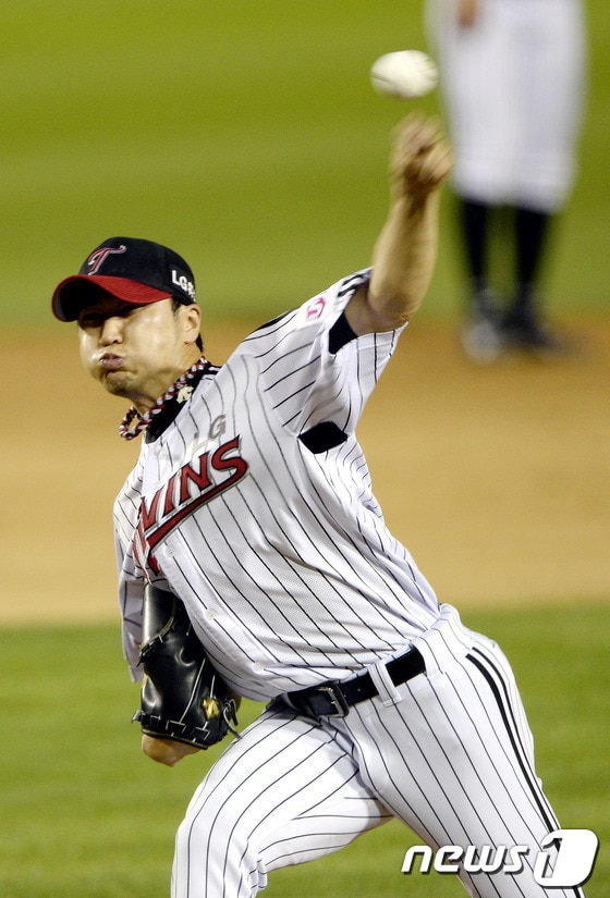 LG 트윈스에서 SK 와이번스로 팀을 옮긴 투수 신재웅. (뉴스1 자료사진) ⓒ News1
