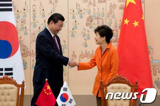 박근혜 대통령과 시진핑(習近平) 중국 국가주석이 3일 청와대에서 열린 협정 서명식에서 악수하고 있다. (청와대) 2014.7.3/뉴스1 © News1 박철중 기자