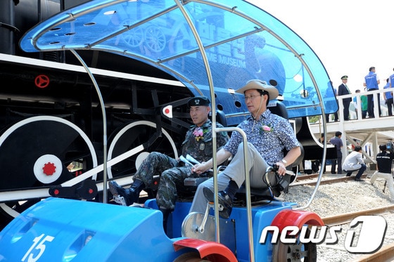 최명희 강릉시장(오른쪽)과 금용백 23사단장(왼쪽)이 31일 강릉 정동진 시계박물관 부근에서 열린 레일핸드바이크 개통식에 참가해 시승식을 하고 있다. 정동진레일핸드바이크는 이날 개통식을 시작으로 8월부터 본격적인 운행에 들어간다. 2014.7.31/뉴스1