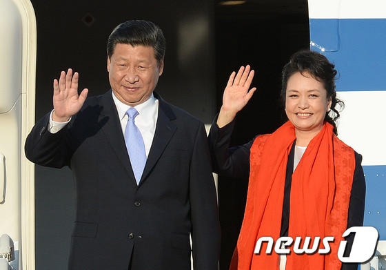 지난 2014년 1박 2일 일정으로 방한을 마친 시진핑 중국 국가주석 내외가 4일 오후 서울공항에 도착해 전용기에 탑승하기 전 손인사를 하고 있다. 2014.7.4/뉴스1