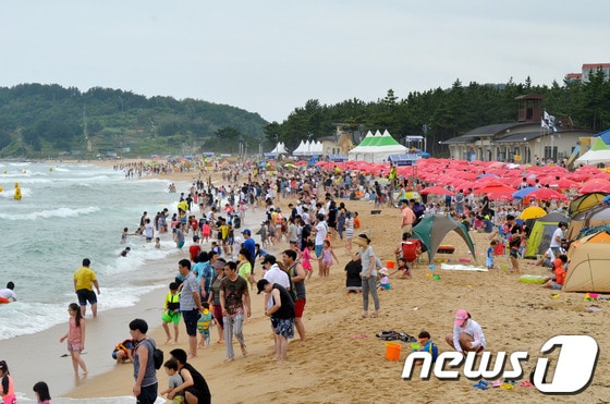 지난 1일 개장한 이후 첫 주말을 맞은 5일 속초해수욕장에는 많은 사람들로 북적이고 있다. 속초해수욕장은 강원도 동해안 92개 해수욕장 가운데 가장 빨리 문을 열었다. 2014.7.5/뉴스1 © News1 엄용주