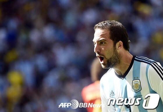 6일(한국시간) 브라질 브라질리아 에스타디오 나시오날에서 열린 아르헨티나와 벨기에의 8강전에서 아르헨티나의 곤살로 이과인이 첫 골을 넣은 뒤 환호하고 있다. © AFP BBNews=News1