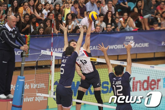 한국 남자배구대표팀의 박철우가 7일&#40;한국시간&#41; 포르투갈에서 열린 2014 월드리그 E조 조별리그 포르투갈과의 경기에서 상대 블로킹을 피해 스파이크를 날리고 있다. &#40;FIVB 제공&#41;© News1  