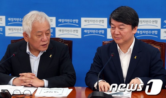 안철수, 김한길 새정치민주연합 공동대표가 7일 오전 서울 여의도 국회에서 열린 최고위원회의에 참석해 대화하고 있다. 2014.7.7/뉴스1 © News1 이광호 기자