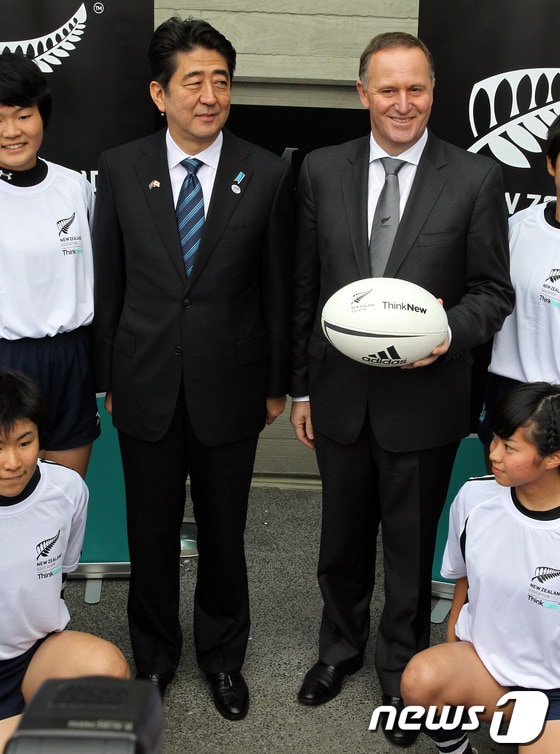 7일 뉴질랜드를 방문한 아베 신조 일본 총리(왼쪽)과 존 키 뉴질랜드 총리.© AFP=뉴스1