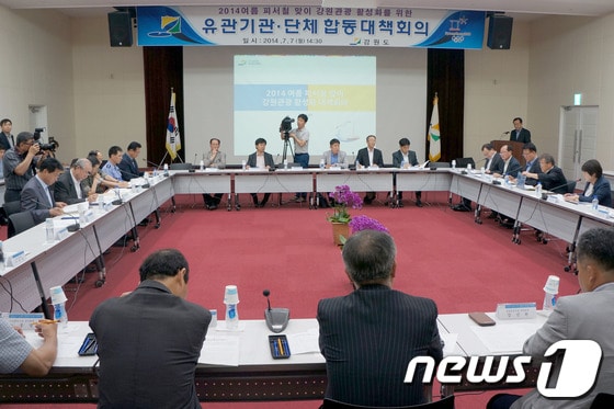 7일 강원 강릉시 녹색도시체험센터에서 열린 '2014 여름 피서철 맞이 강원관광 활성화 대책회의'에 참가한 도,시,군을 비롯한 관련기관 관계자들이 토론을 벌이고 있다. 2014.7.7/뉴스1 © News1 서근영 기자