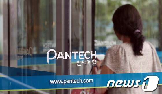 팬택 채권단이 이동통신3사의 1800억원 출자전환 동참을 조건으로 경영정상화 방안을 내놓은 가운데 8일 서울 마포구 상암동 팬택 본사에 긴장감이 감돌고 있다. &#39;워크아웃&#39; 중인 팬택의 회생 여부를 결정할 이동통신사들의 채권 출자전환 여부가 오늘 결정될 전망이다. 2014.7.8/뉴스1 © News1   허경 기자
