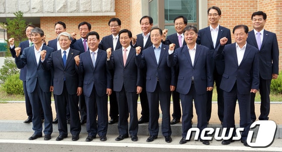 민선6기 강원도 시장·군수협의회 구성원들은 8일 강원대학교에서 민선 6기 출범에 따른 제1기 임원 선출 총회에 참석했다. 2014.7.8/뉴스1 © News1 황준 기자