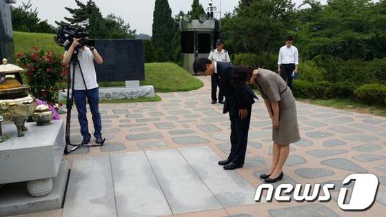 천정배 전 장관과 아내 서의숙씨가 DJ묘역을 참배하고 있다/사진=천정배 전 장관 트위터 © News1