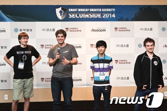 코스콤이 주최한 해킹대회 '시큐인사이드 2014'의 수상자들이 한자리에 모였다. 좌측부터 3위를 차지한 러시아의 'MoreSmoked LeetChicken'(2명), 2위를 차지한 한국의 'CodeRed', 1위를 차지한 미국의 'tomcr00se'. © News1