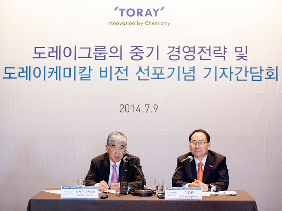 도레이사의 닛카쿠 아키히로 사장(왼쪽)과 도레이케미칼 이영관 회장(오른쪽).ⓒ News1