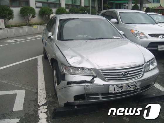 경남 마산중부경찰서는 11일 훔친 차량을 타고 도주한 혐의로 A(13·중1)군을 붙잡아 조사하고 있다. 사진은 A군이 훔친 차량.<경남지방경찰청 제공> ⓒ News1