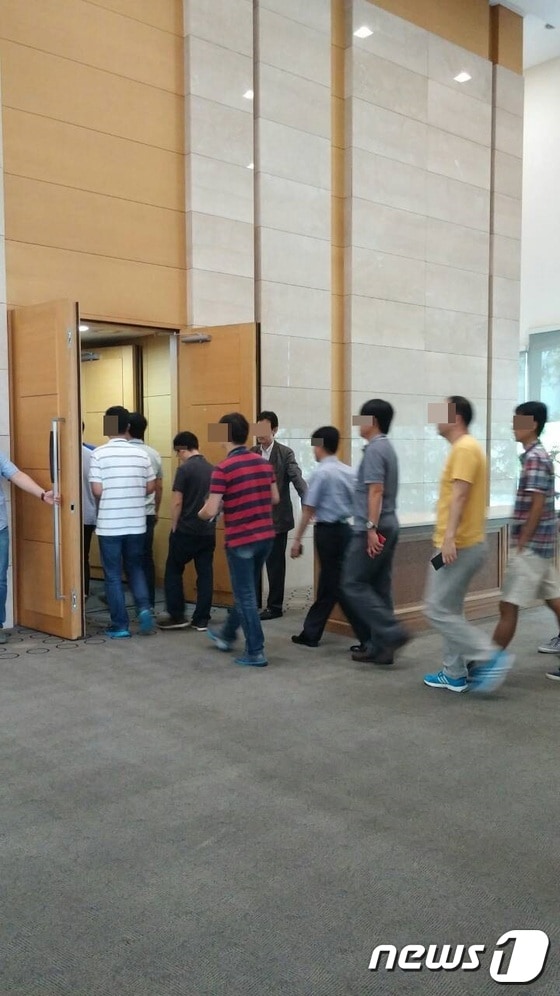팬택 본사 직원들이 12일 오후 2시께 대강당으로 모이라는 안내를 받고 입장하고 있다.ⓒ News1