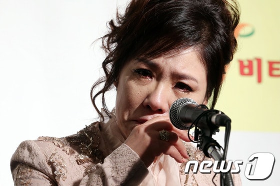 가수 김연자가 14일 오전 서울 서초구 더리버사이드호텔에서 "데뷔 40주년 기념 간담회"에 참석해 취재진의 질문에 답하며 눈물을 흘리고 있다. 2014.8.14 스타뉴스/뉴스1 ⓒ News1