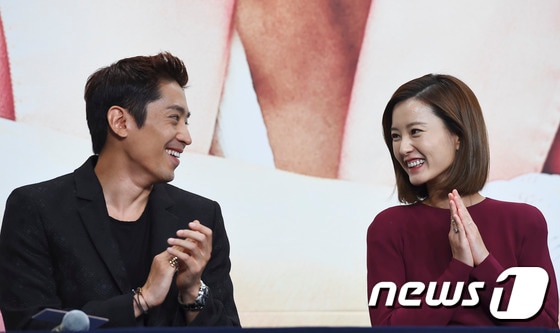 배우 문정혁(왼쪽)과 정유미가 14일 오후 서울 영등포 타임스퀘어에서 열린 KBS2 월화드라마 "연애의 발견" 제작발표회에 참석해 마주보고 미소를 짓고 있다. "연애의 발견"은 새로운 사랑을 시작한 여자(정유미 분) 앞에 자신의 잘못을 반성한 옛 남자친구(문정혁 분)가 돌아오며 일어나는 사랑이야기를 그린 드라마다. 정유미, 문정혁(에릭), 성준, 윤진이, 윤현민, 김슬기 등이 출연하며 오는 18일 오후 10시에 첫 방송된다. 2014.08.14/뉴스1 ⓒ News1 김진환 기자