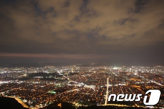 대구 앞산 전망대에서 바라본 도심 야경. 박성원 여행작가가 한국관광공사 웹사이트에 올린 앞산 여행기사 조회건수는 전국의 다른 야경명소 보다 월등히 많다./사진제공=대구시ⓒ News1