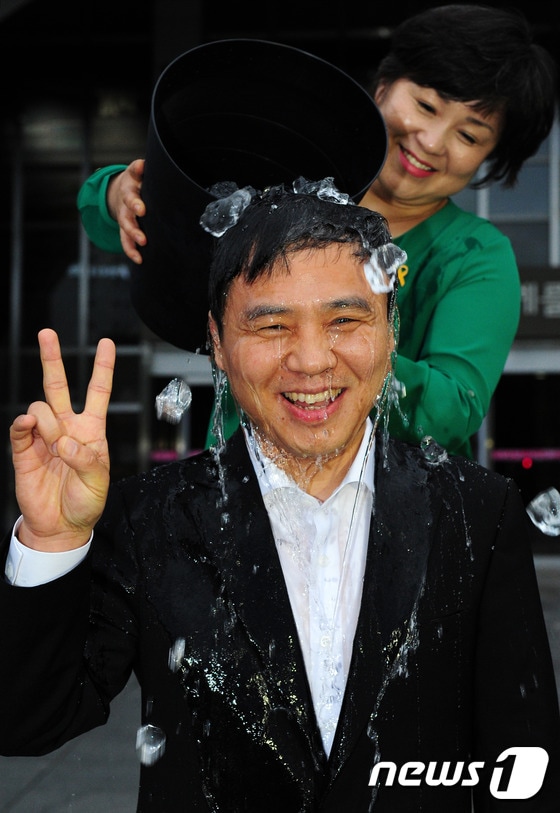 김승수 전주시장이 21일 오후 전북 전주시청 광장에서 루게릭환자를 돕기위해 얼음물을 뒤집어 쓰고 있다. 수화통역사 최현숙씨에게 지목을 받은 김시장은 비보이 라스트포원 맴버 조성국, 대금 이창선 선생, 다문화가족센터 이지훈 소장을 지목했다.2014.8.21/뉴스1 ⓒ News1 김대웅 기자