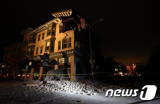 24일(현지시간) 미국 캘리포니아 나파의 한 건물의 일부가 지진으로 인해 파손됐다.ⓒ AFP=뉴스1