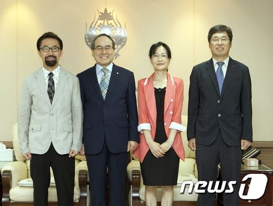 전북대 박인현 예술대 학장(왼쪽부터), 서거석 총장, 이정애 사범대학장, 정진균 공과대학장 ⓒ News1