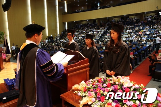 28일 열린 연세대학교 원주캠퍼스 2014년 8월 학위수여식에서 정건섭 원주부총장이 졸업생들에게 학위를 수여하고 있다.(연세대 제공).2014.8.29/뉴스1 ⓒ News1 권혜민 기자