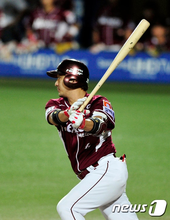 넥센 히어로즈 이택근(35)이 12일 수원 kt위즈전에서 2회 수비 도중 손목 부상을 당해 교체됐다. ⓒ News1 정훈진 기자