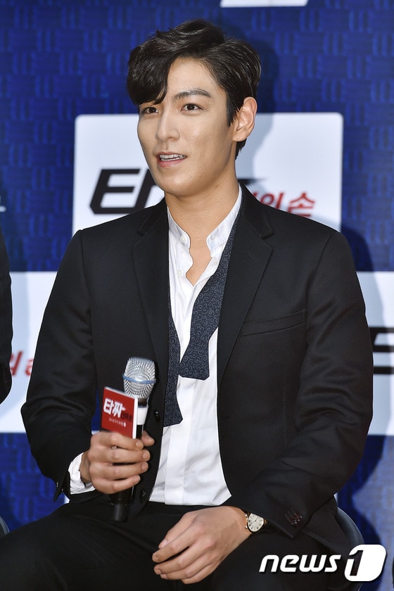 빅뱅 탑이 5일 오후 서울 건대 새천년관에서 열린 영화 ‘타짜 신의 손’(감독 강형철) 쇼케이스에 참석해 인사말을 하고 있다. "타짜 신의 손"은 삼촌 고니를 닮아 어린 시절부터 남다른 손재주와 승부욕을 보이던 대길(최승현 분)이 누구도 믿을 수 없는 타짜 세계에 겁 없이 뛰어들면서 벌어지는 이야기를 그린 작품이다. 최승현(빅뱅 탑), 신세경, 곽도원, 유해진, 이하늬, 김인권, 이경영, 고수희, 오정세, 박효주, 김윤석 등이 출연하며 오는 9월 개봉 예정이다. 2014.08.06/뉴스1 ⓒ News1 김진환 기자